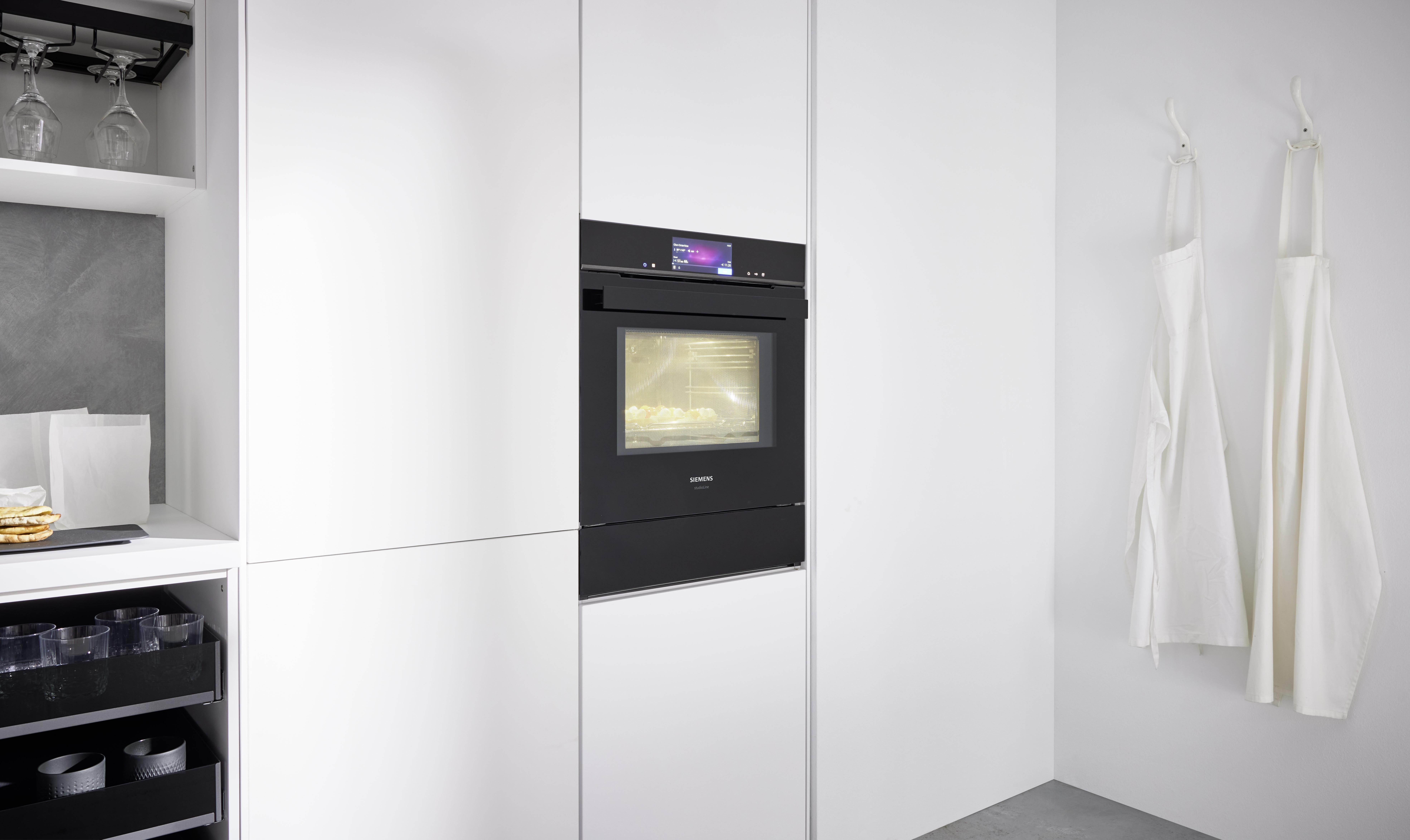 NOBILIA Alpinweiß mit Siemens Geräten - Fokus auf Backofen mit LED Display und Touch