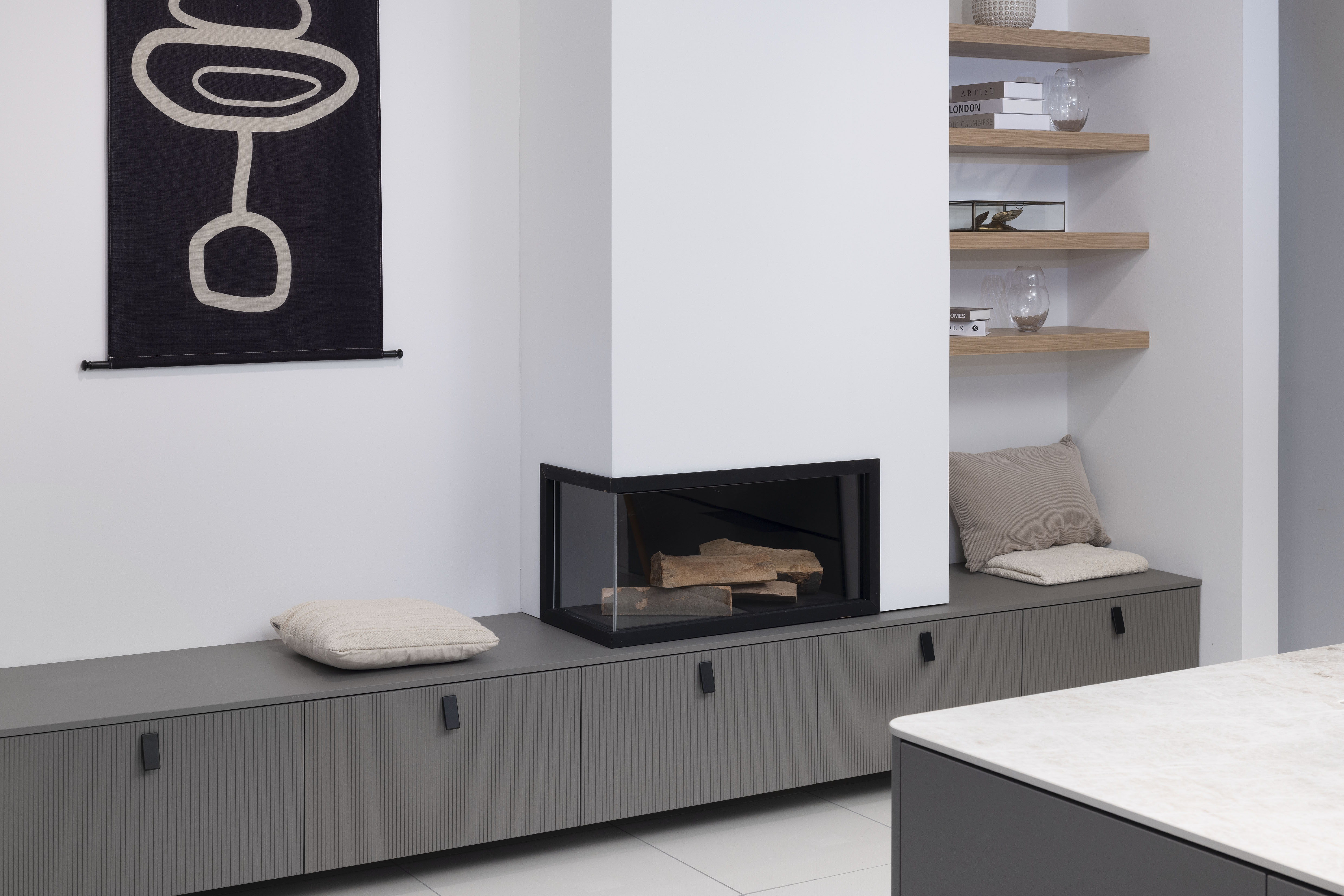 wandmontierte Sitzbank mit Stauraum graue Rillenfront schwarzer Beschlag Ballerina Kamin