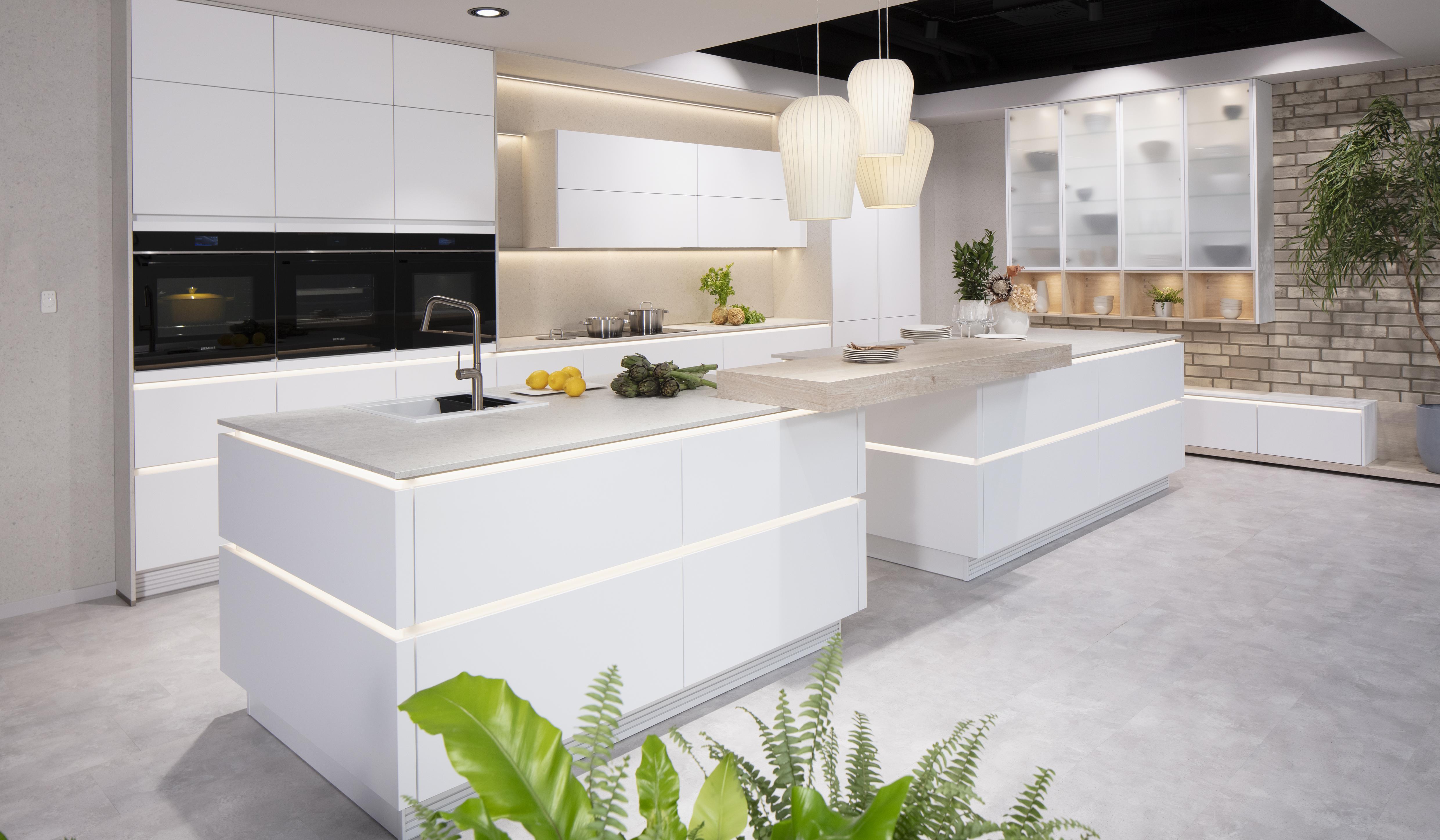 Nobilia Küche „Ganz in Weiß“ mit Thekenplatte