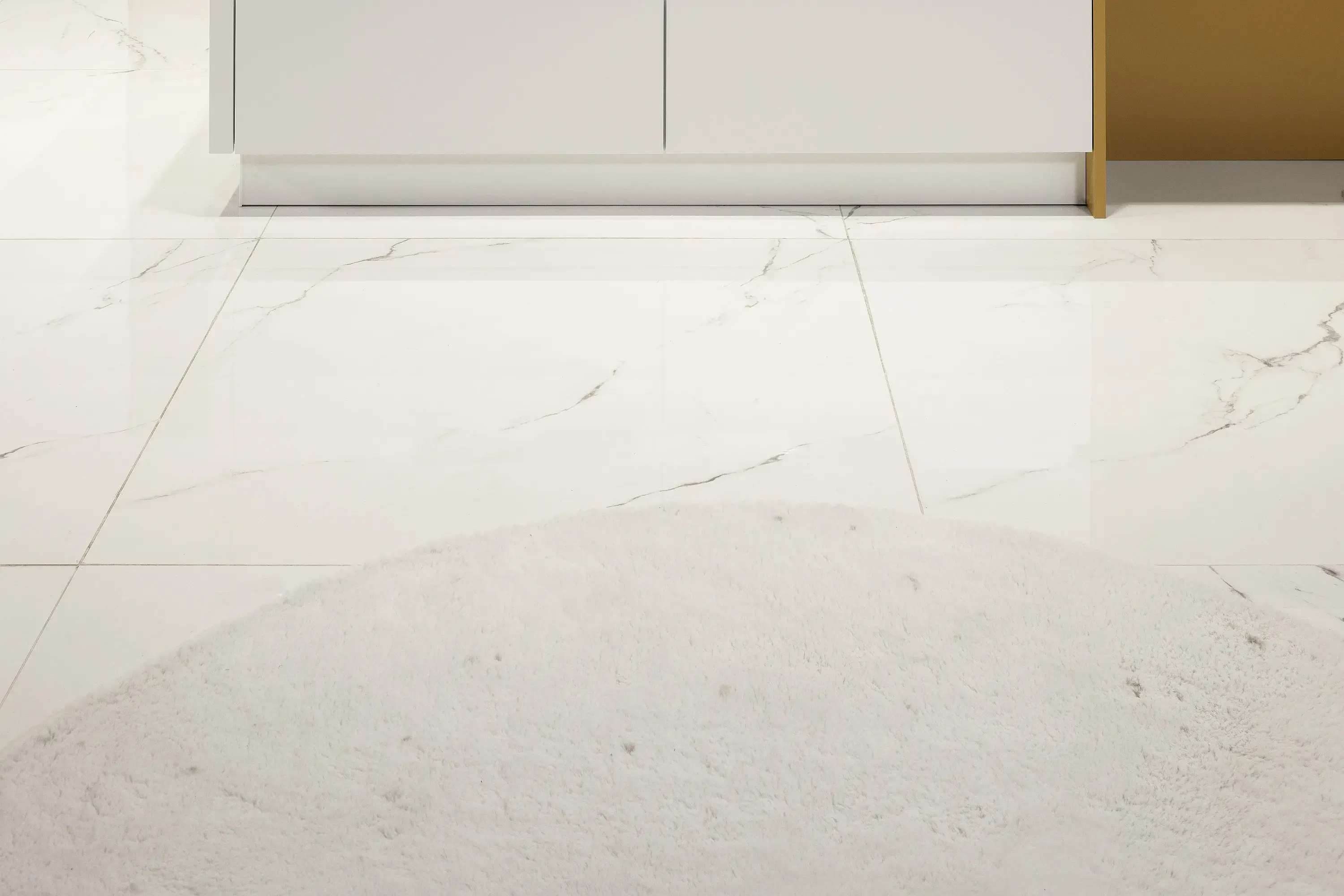 Weisser Marmorfliesenboden in NOLTE Küche