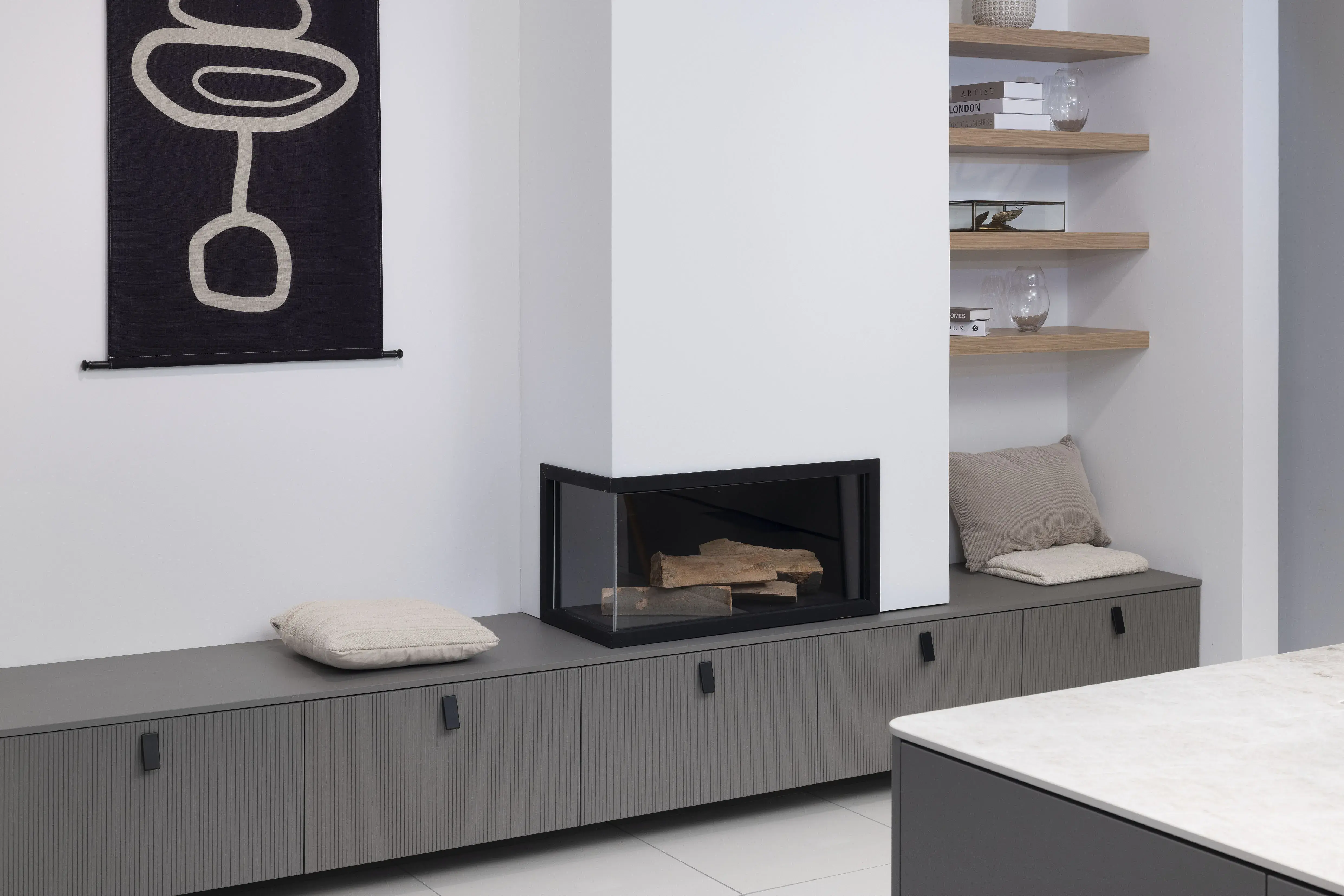 wandmontierte Sitzbank mit Stauraum graue Rillenfront schwarzer Beschlag Ballerina Kamin