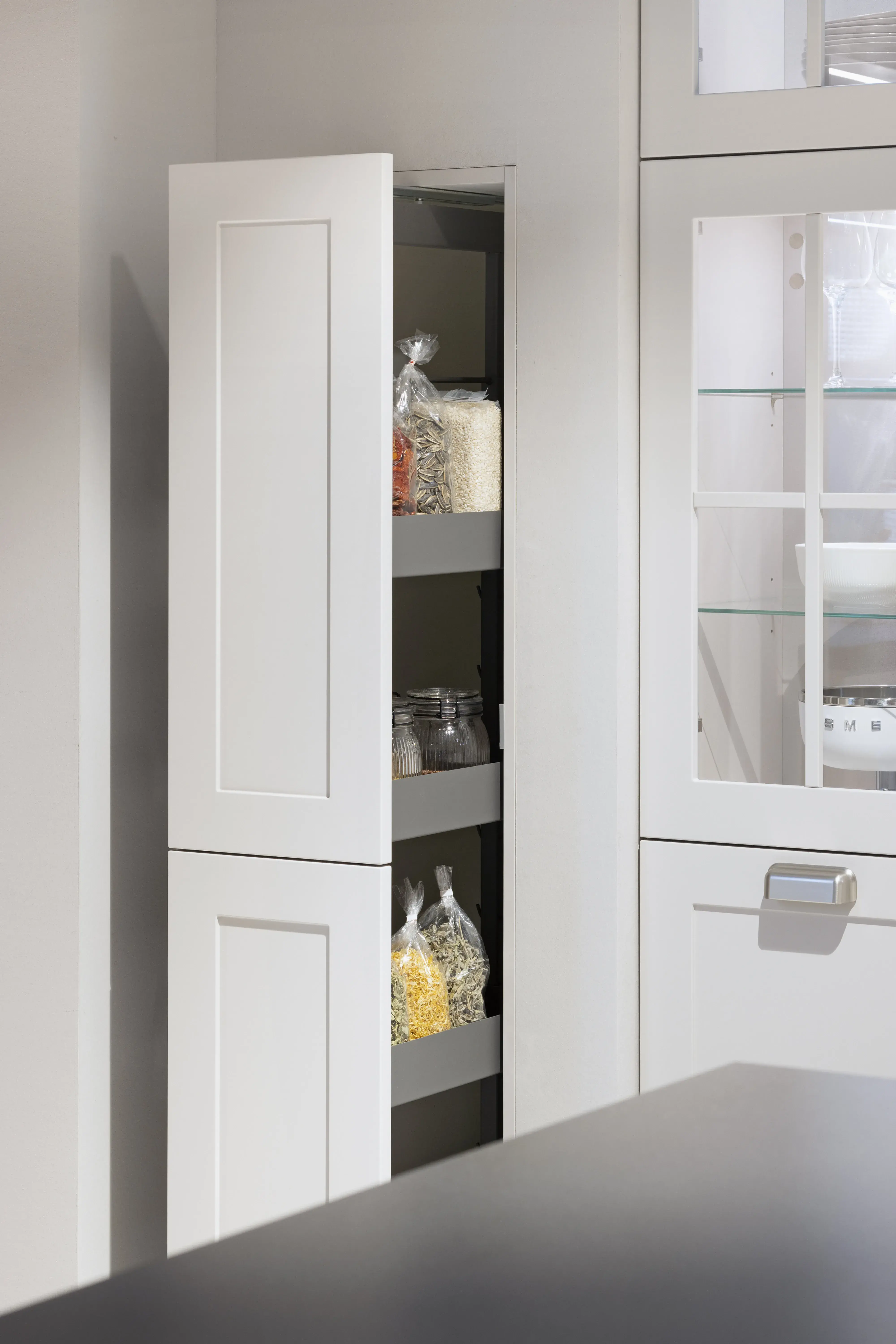 Nobilia Nordic Sand Getarntes Frontenbild kleiner Apothekerschrank halb offen