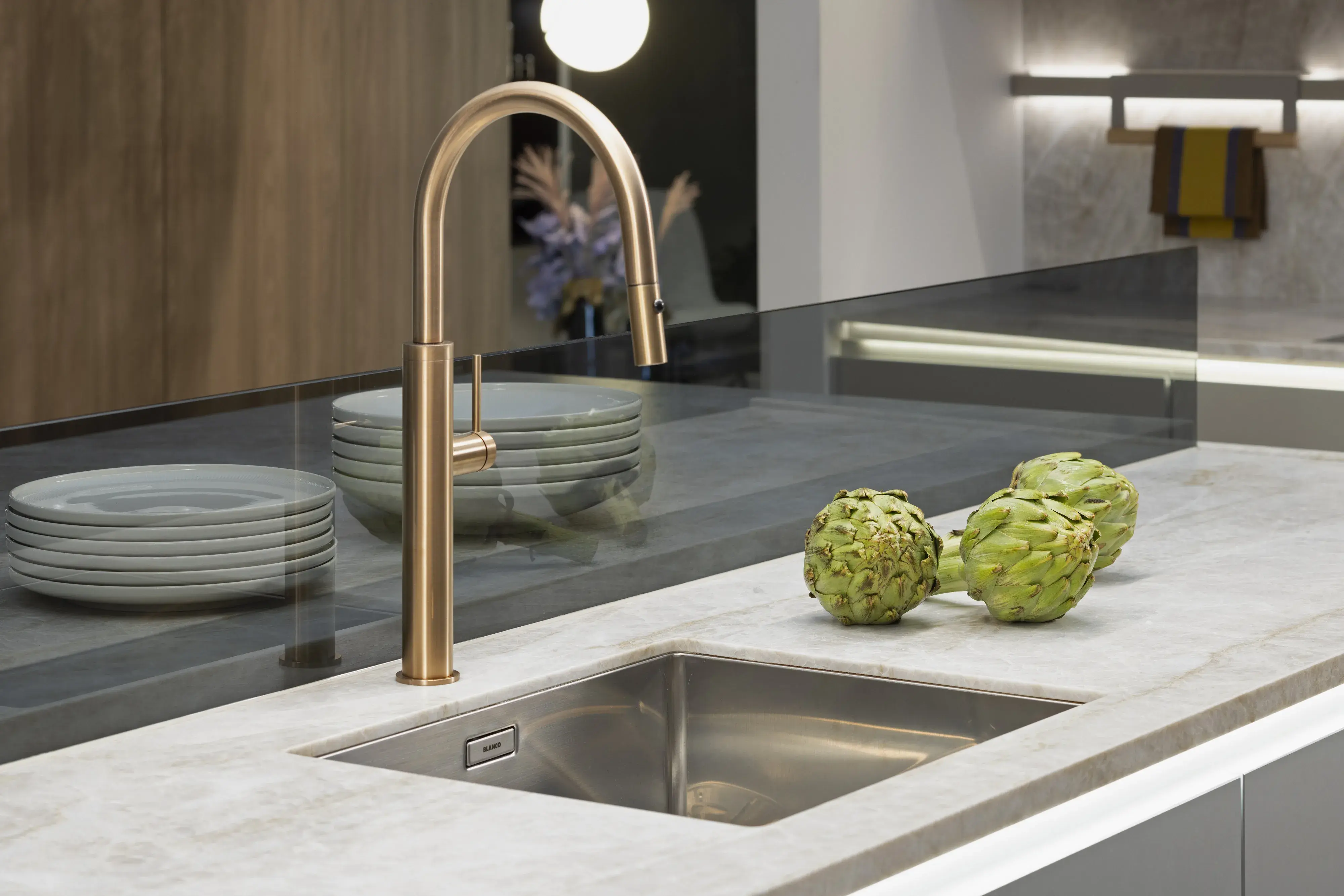LEICHT Küchenspüle dünne Steinarbeitsplatte Marmor-Optik Neolith Kupfer-farbene Armatur